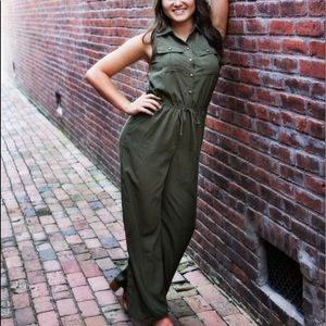 Long leg jumpsuit in army green! Size small and long in the legs!